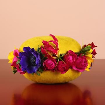 Floral composition in yellow macaroon, M