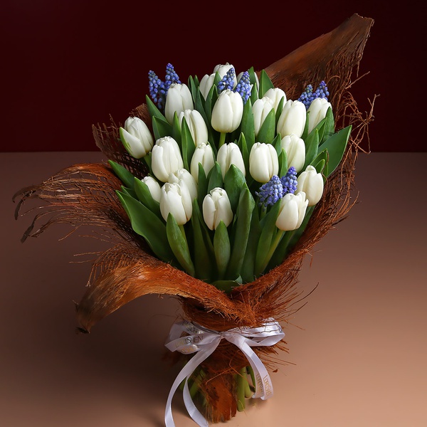 Bouquet of 25 white tulips in coconut bark