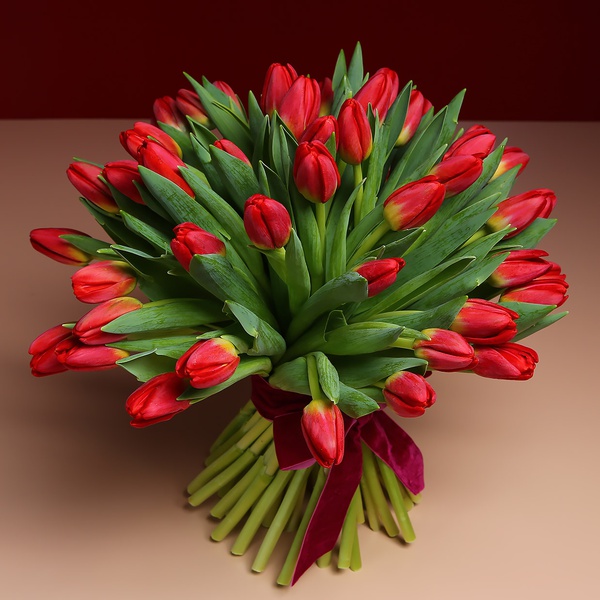 Букет з 51 червоних тюльпанів