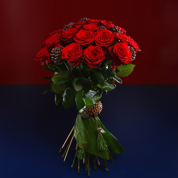 Букет з 35 червоних троянд і шишок