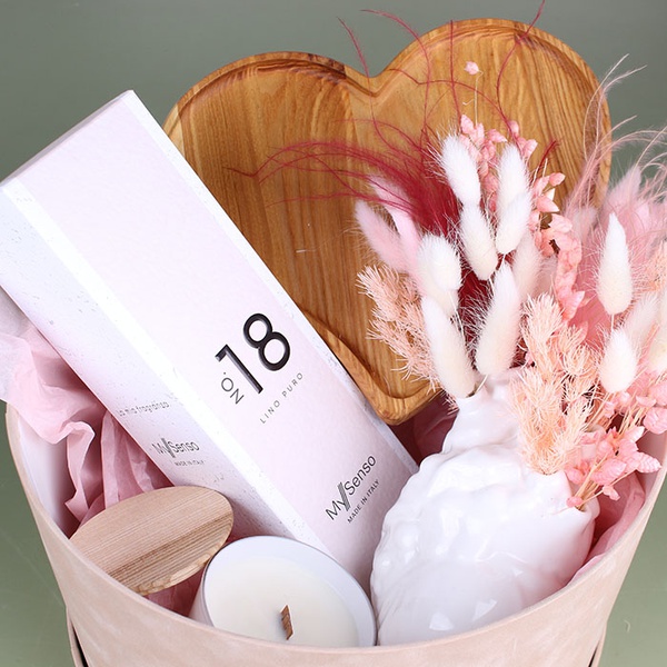 Gift set in a hat box "Heart of Beauty"