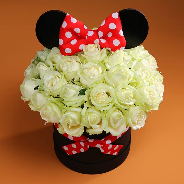 Floral composition of white roses "Mickey"
