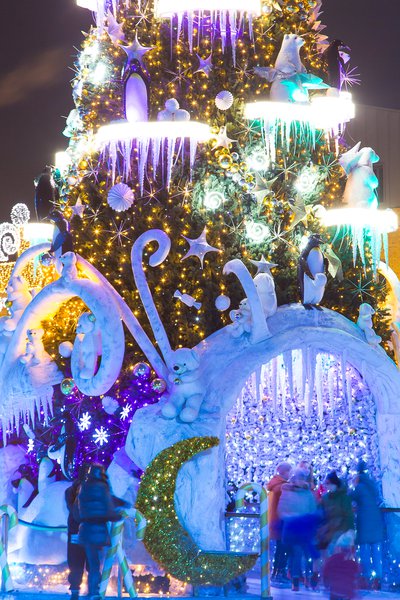 Art Nouveau in shades of white for the Roshen Winter Village Christmas decoration
