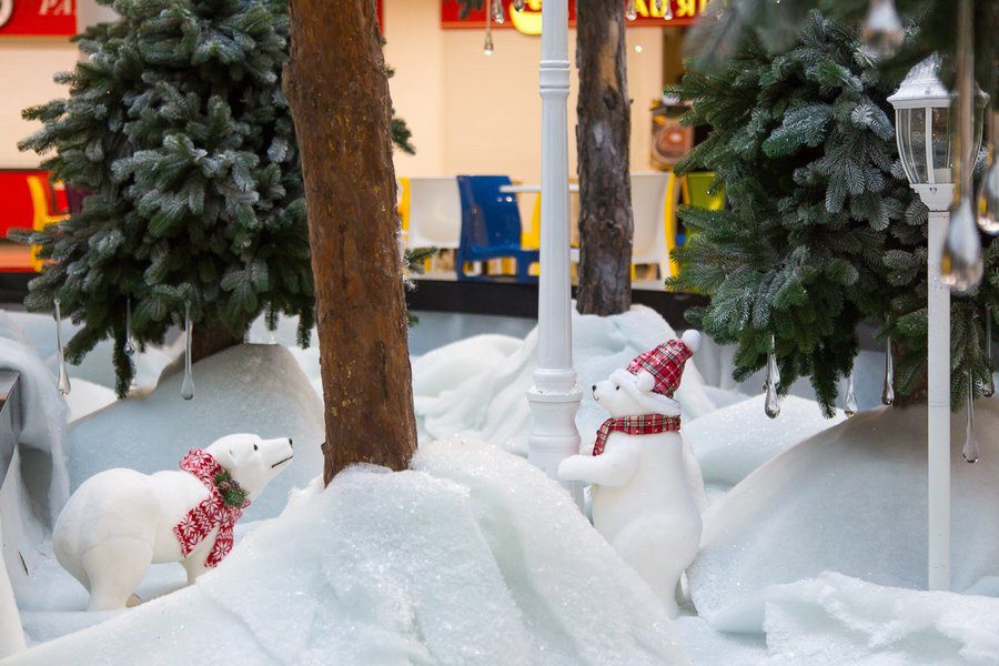Northern bears in the winter design of the Globus shopping centre