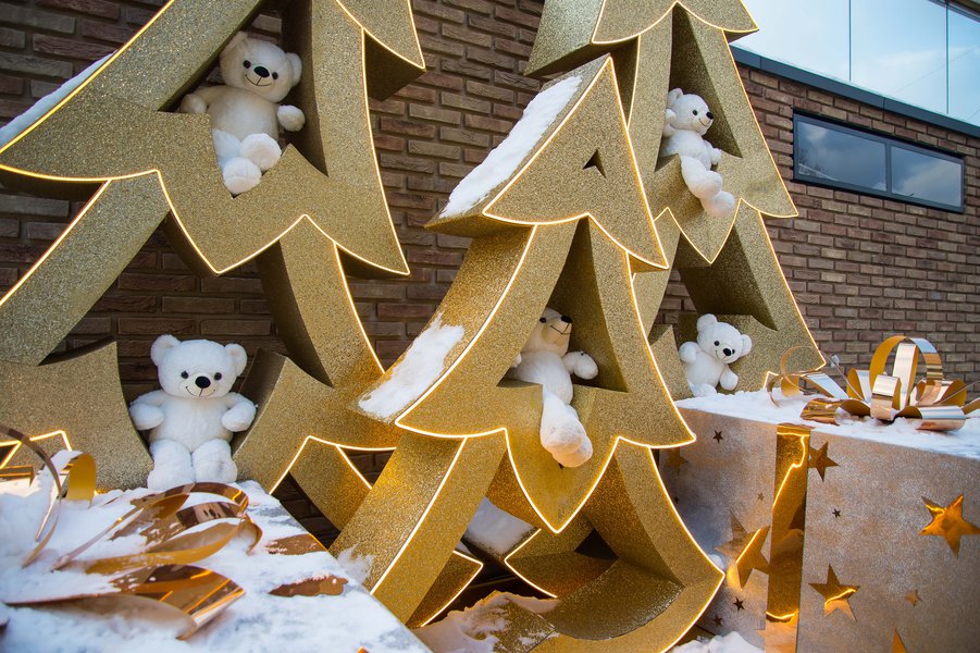 Art Nouveau in shades of white for the Roshen Winter Village Christmas decoration