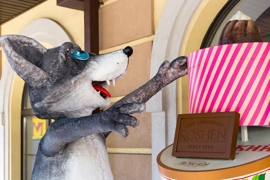 Summer decorations for Roshen in Kiev on Kontraktova Square 2019