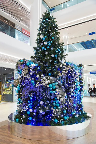 Christmas tree for the River Mall shopping center