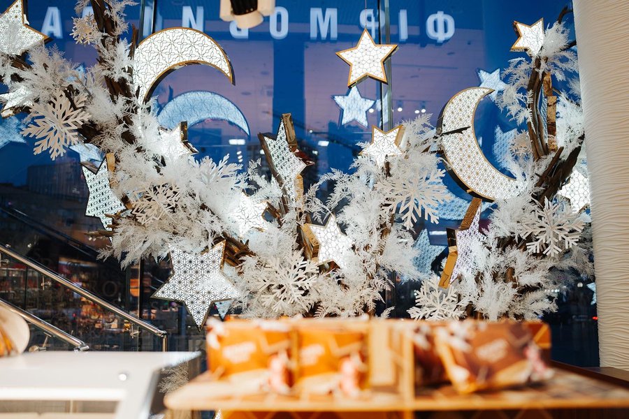 Christmas window display for Roshen store, season winterʼ2024