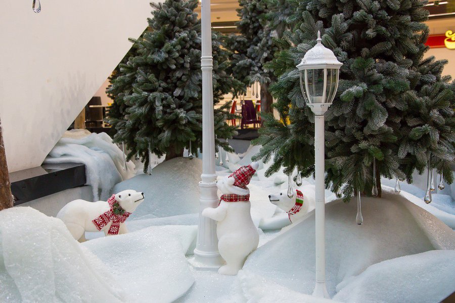 Northern bears in the winter design of the Globus shopping centre