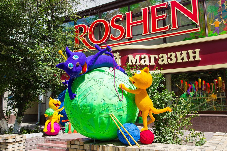 Summer decorations for Roshen Store on Arsenalnaya in Kiev 2018