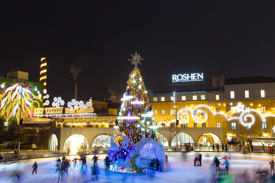 Art Nouveau in shades of white for the Roshen Winter Village Christmas decoration