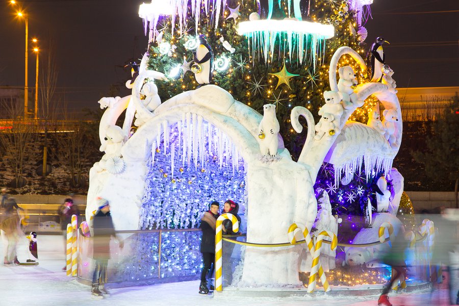 Art Nouveau in shades of white for the Roshen Winter Village Christmas decoration