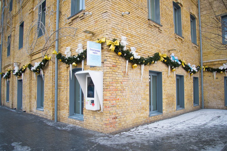 Art Nouveau in shades of white for the Roshen Winter Village Christmas decoration