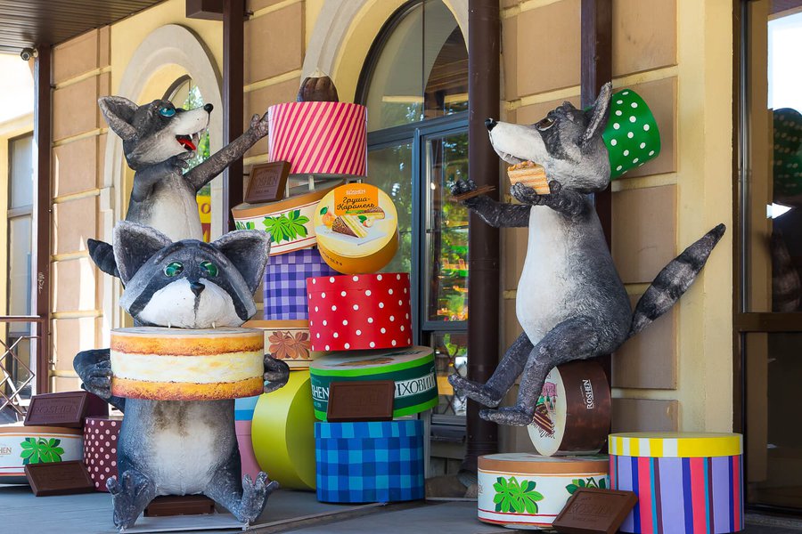 Summer decorations for Roshen in Kiev on Kontraktova Square 2019
