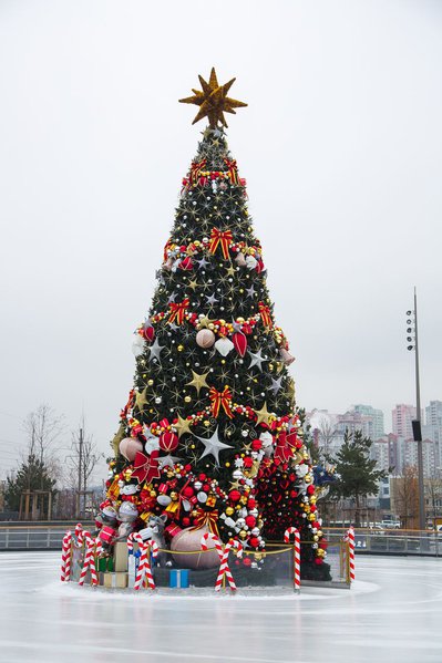 A modern classic for the Roshen Winter Village Christmas ice rink