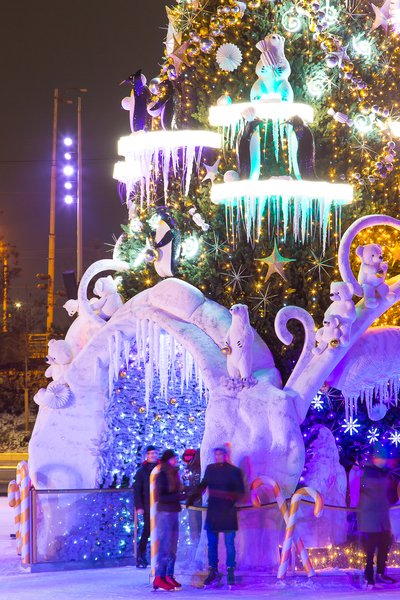 Art Nouveau in shades of white for the Roshen Winter Village Christmas decoration