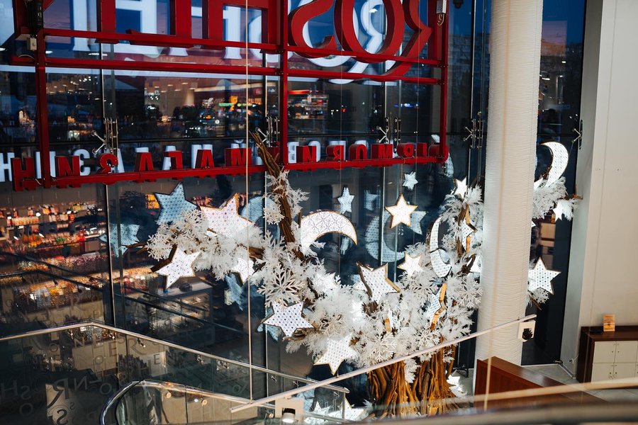 Christmas window display for Roshen store, season winterʼ2024