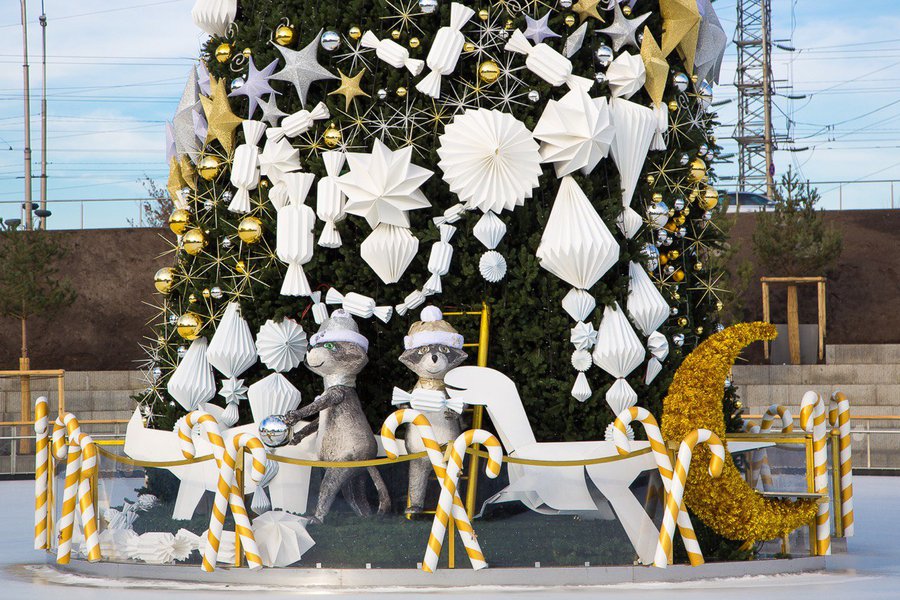Magic Christmas tree and Christmas installation for Roshen Winter Village