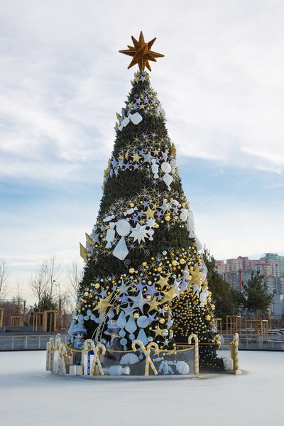 Magic Christmas tree and Christmas installation for Roshen Winter Village