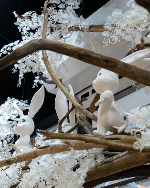Love and kindness: a new window display for the Roshen store in Ivano-Frankivsk