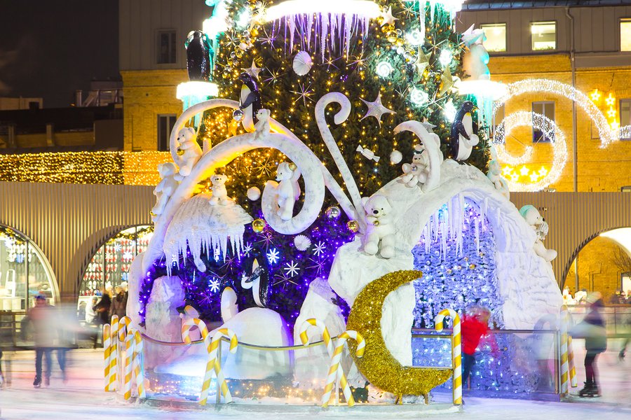 Art Nouveau in shades of white for the Roshen Winter Village Christmas decoration