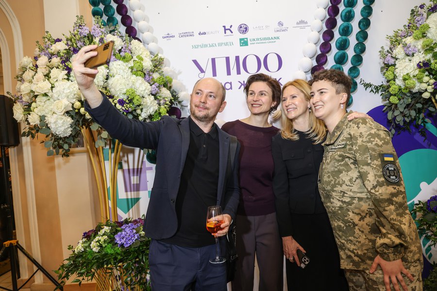 LoraShen & «Украинская правда»: оформление фотозоны