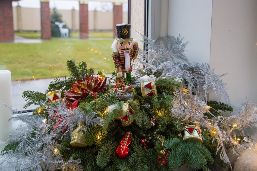 Christmas classics: private house decoration