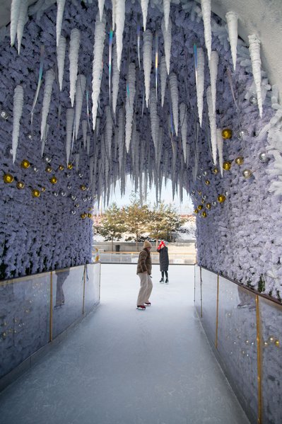 Art Nouveau in shades of white for the Roshen Winter Village Christmas decoration
