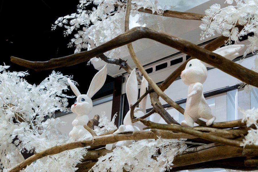 Love and kindness: a new window display for the Roshen store in Ivano-Frankivsk