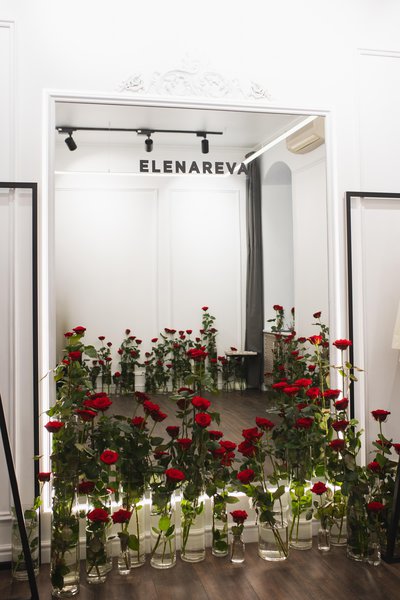 Червоні троянди для капсульної презентації Elena Reva