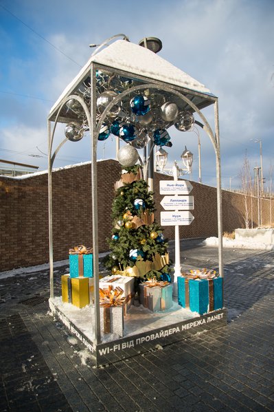 Art Nouveau in shades of white for the Roshen Winter Village Christmas decoration