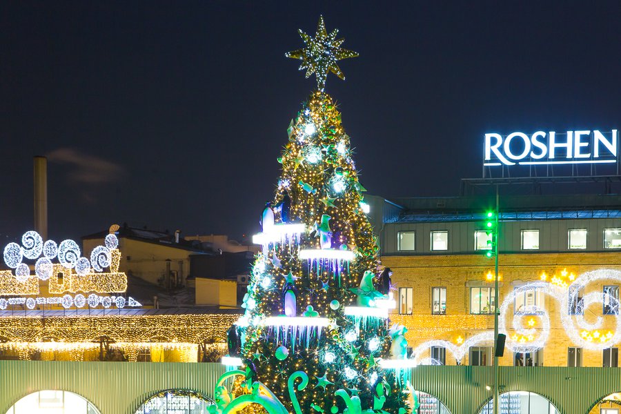 Art Nouveau in shades of white for the Roshen Winter Village Christmas decoration