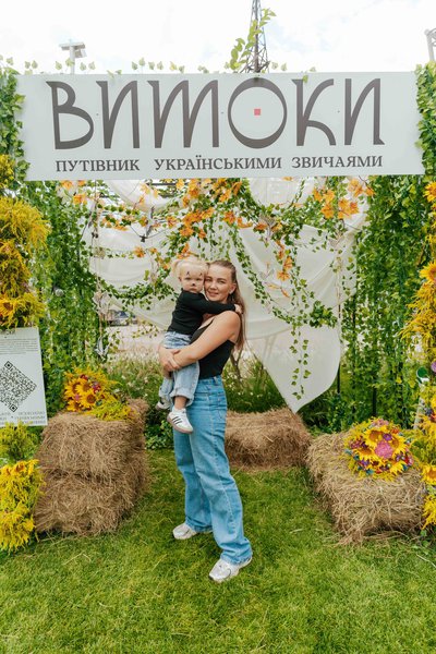 Декорации для этнофестиваля в River Mall