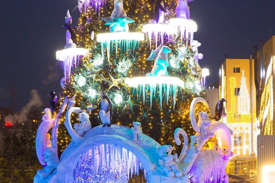 Art Nouveau in shades of white for the Roshen Winter Village Christmas decoration