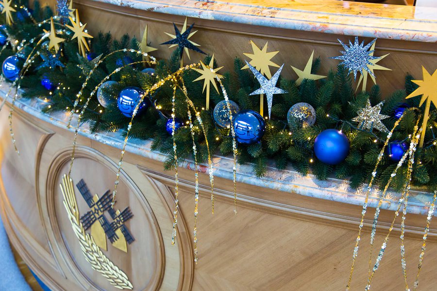 Новорічне оформлення офісу Миронівського хлібопродукту 2017