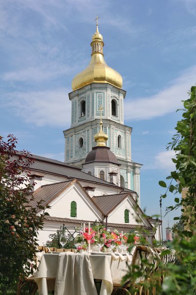 Побачення з Києвом: півонієве сервірування святкового столу