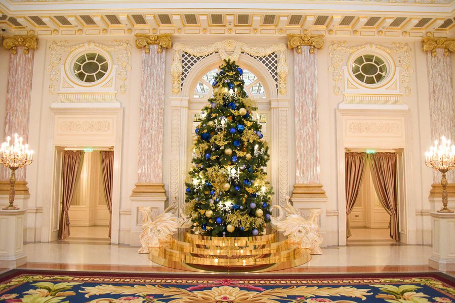 Новогоднее оформление отеля Fairmont 2018
