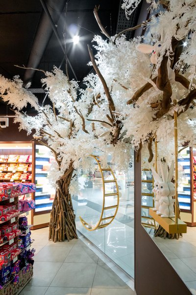 Love and kindness: a new window display for the Roshen store in Ivano-Frankivsk