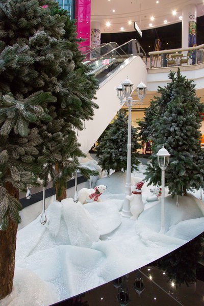 Northern bears in the winter design of the Globus shopping centre