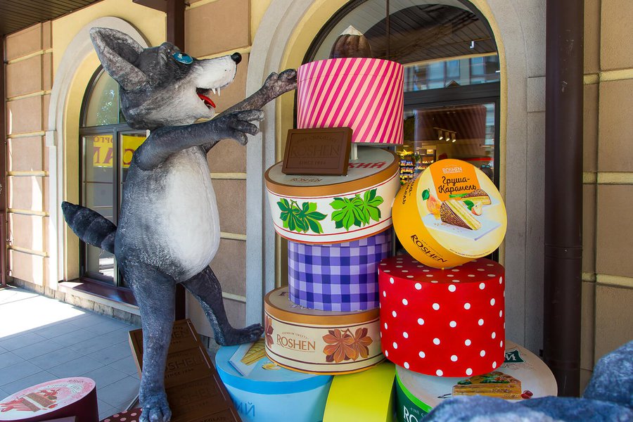 Summer decorations for Roshen in Kiev on Kontraktova Square 2019