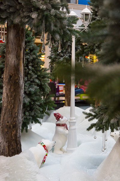 Northern bears in the winter design of the Globus shopping centre