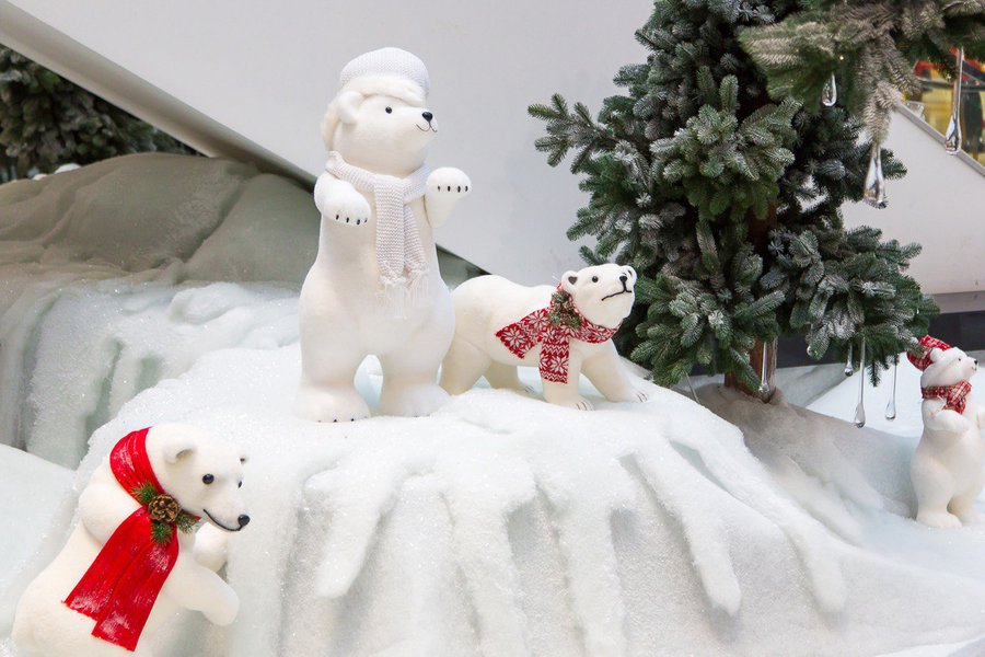 Northern bears in the winter design of the Globus shopping centre