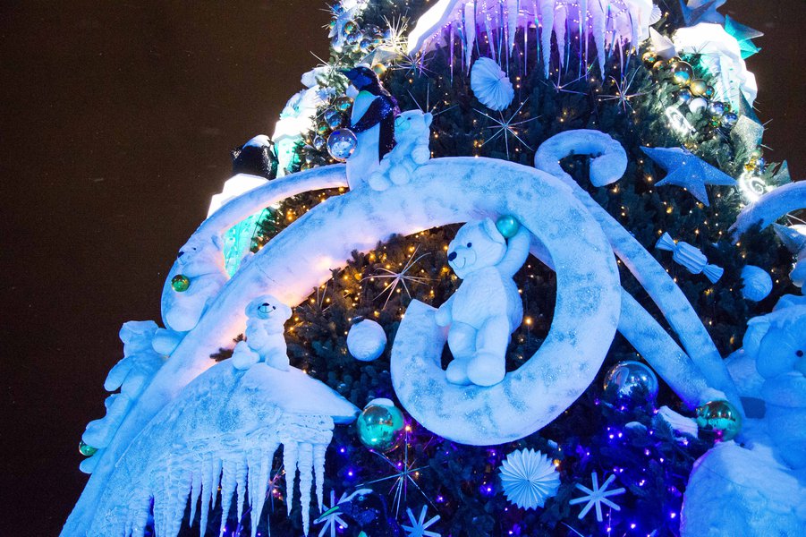 Art Nouveau in shades of white for the Roshen Winter Village Christmas decoration