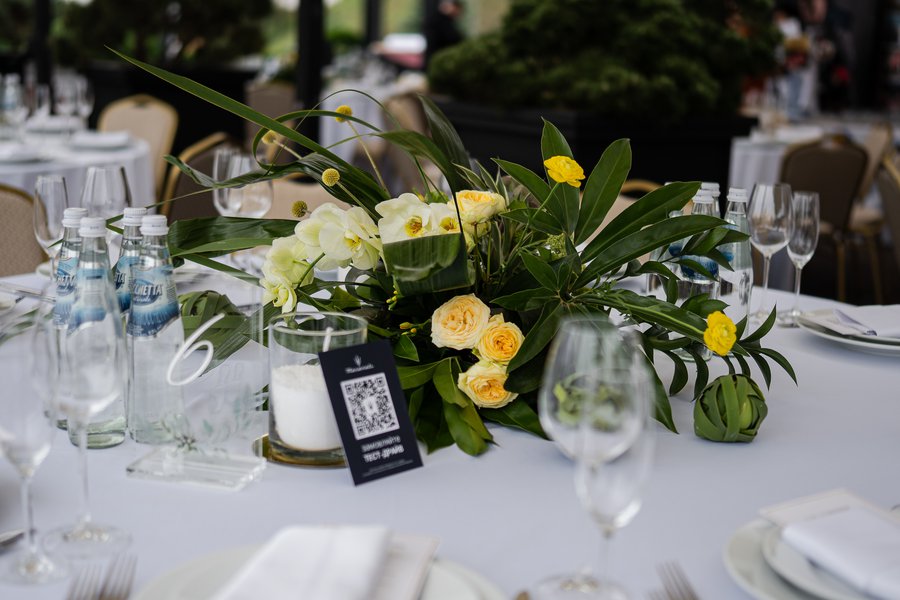 LoraShen created a sophisticated atmosphere in the Equides club
