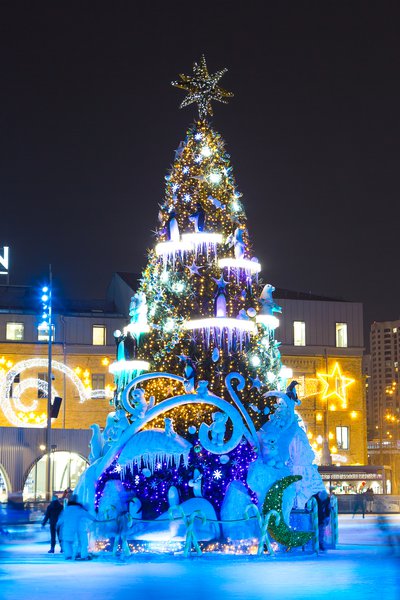 Art Nouveau in shades of white for the Roshen Winter Village Christmas decoration