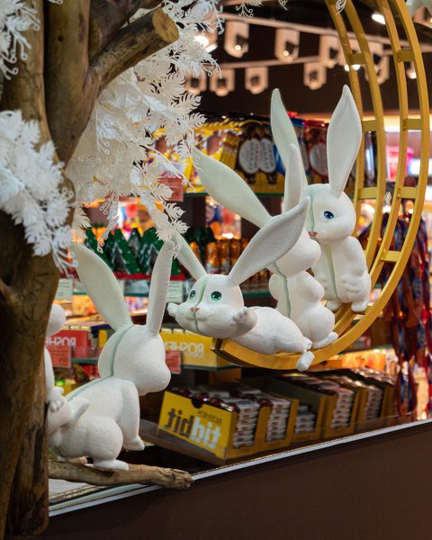 Love and kindness: a new window display for the Roshen store in Ivano-Frankivsk