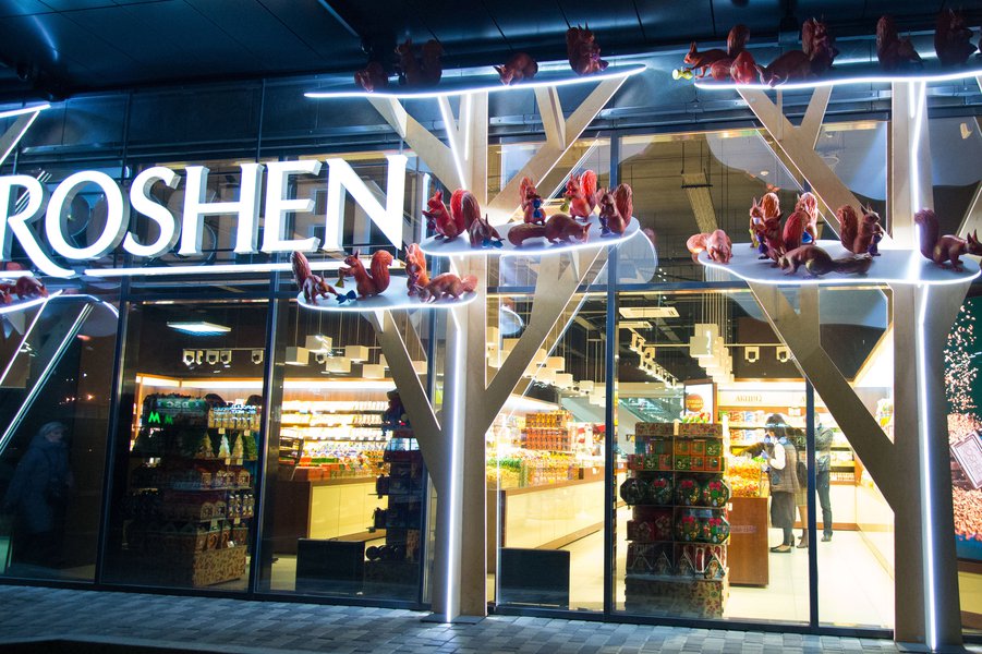 Squirrels love candy: a new display format for the Roshen chain of stores