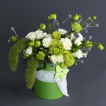 Flower composition white-green