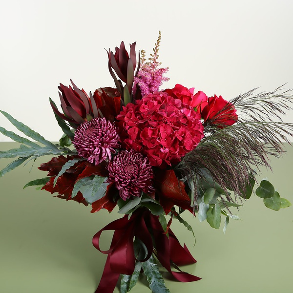 Bouquet in crimson shades