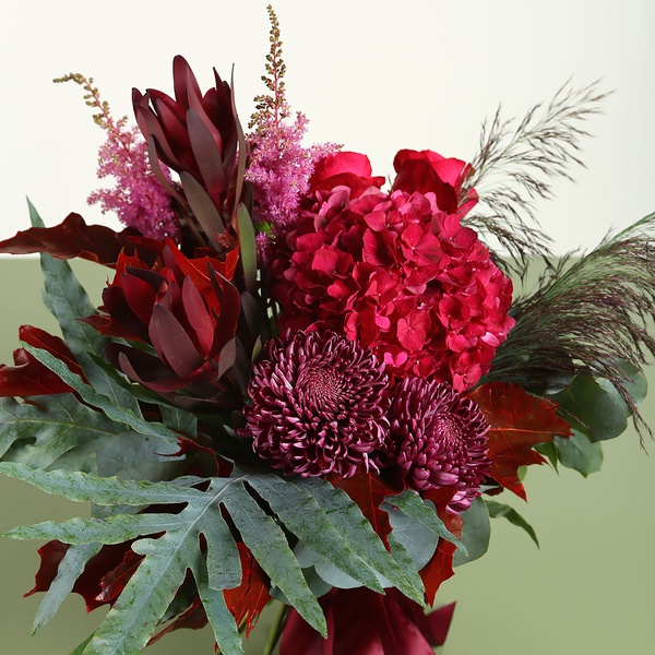 Bouquet in crimson shades
